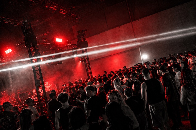 Lichtshow und Nebel über dem Dancefloor im Ferry Porsche Congress Center